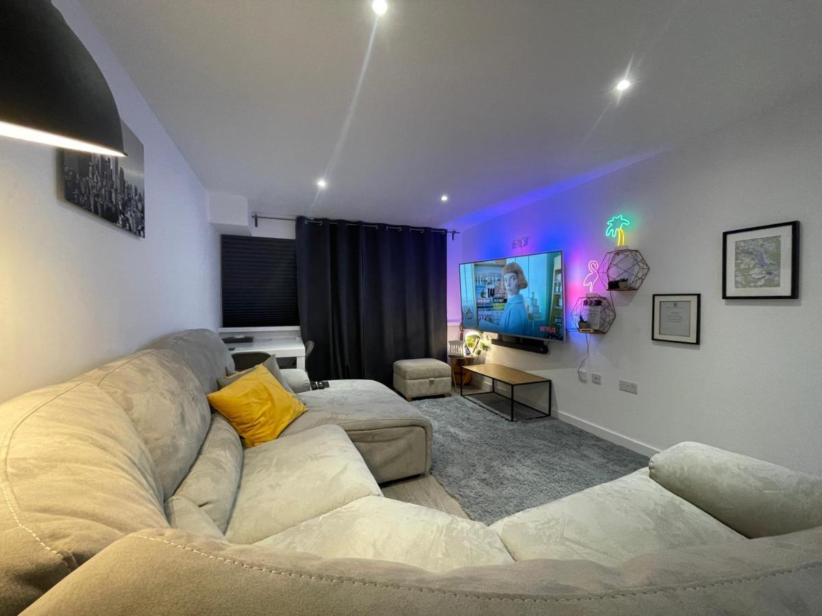Smart Close To Watford Atria And Station