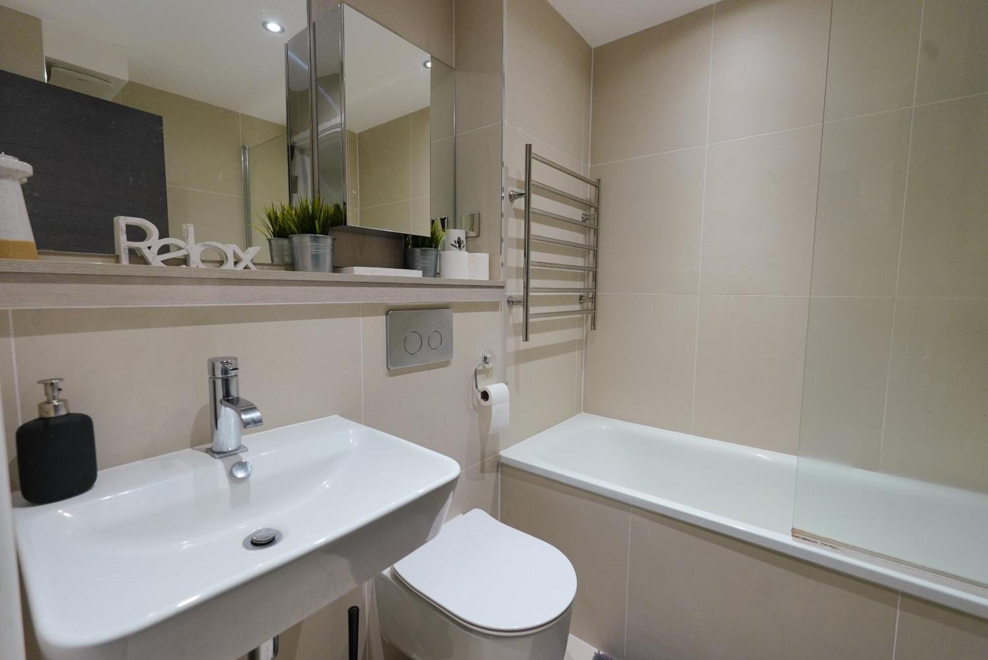 Smart Close To Watford Atria And Station Apartment *