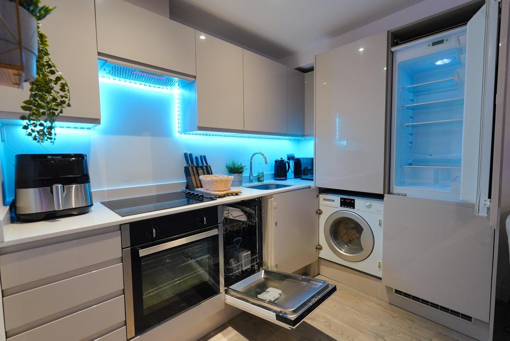 Smart Close To Watford Atria And Station Apartment